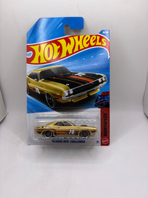 Hot Wheels 70 Dodge HEMI Challenger Diecast