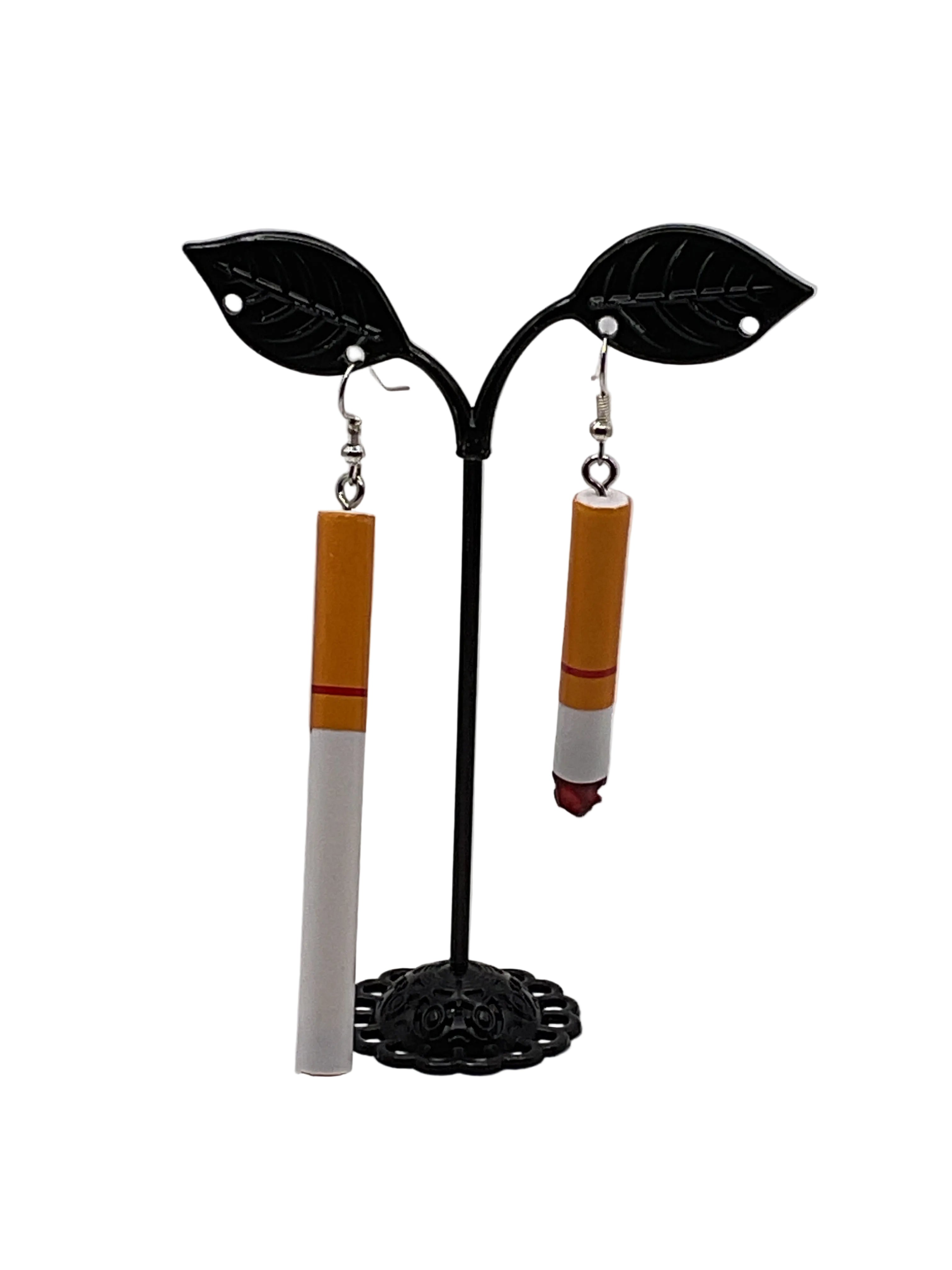 Pendientes de cigarrillo encendido
