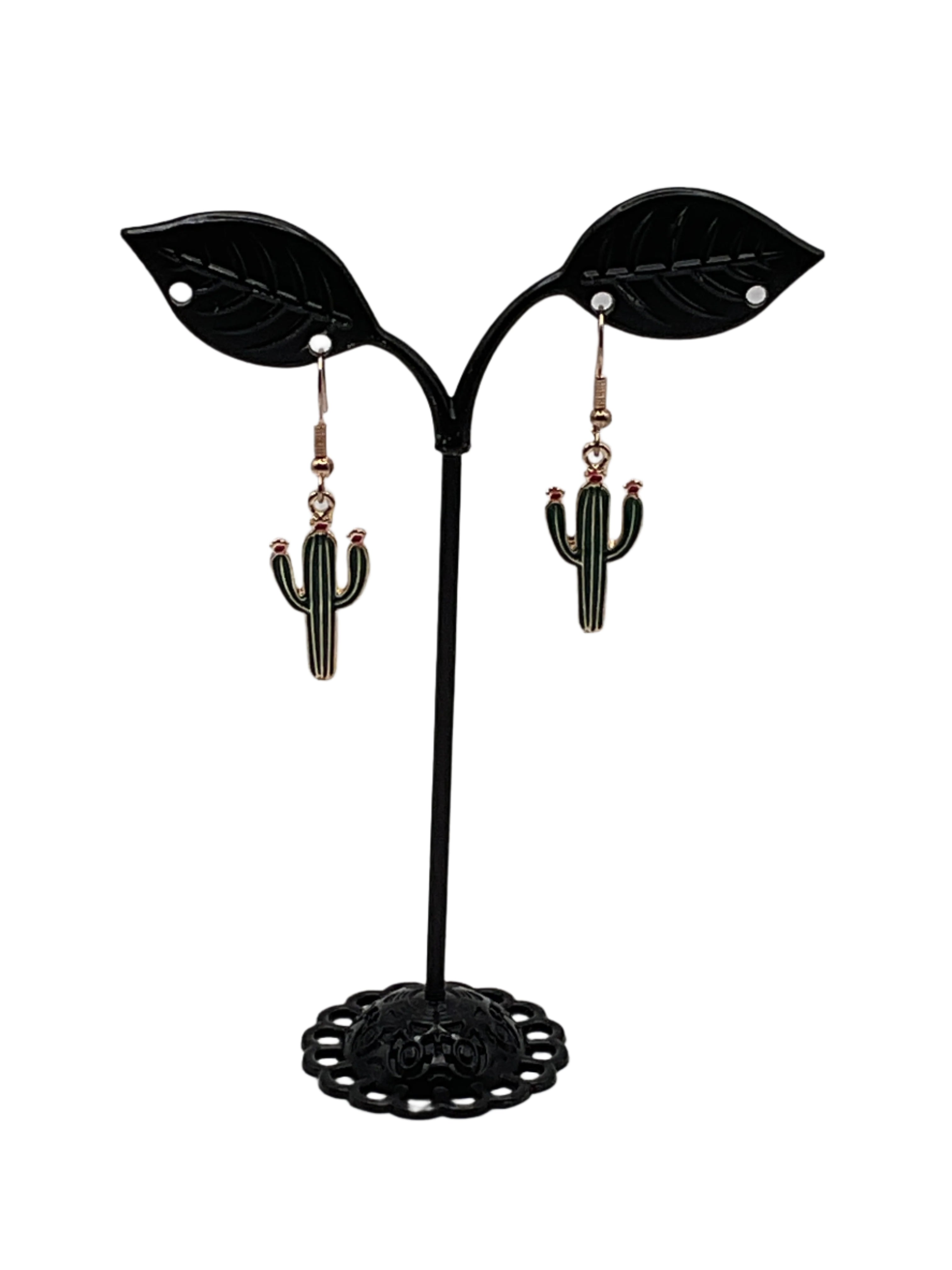 फूलों की बालियों के साथ कैक्टस