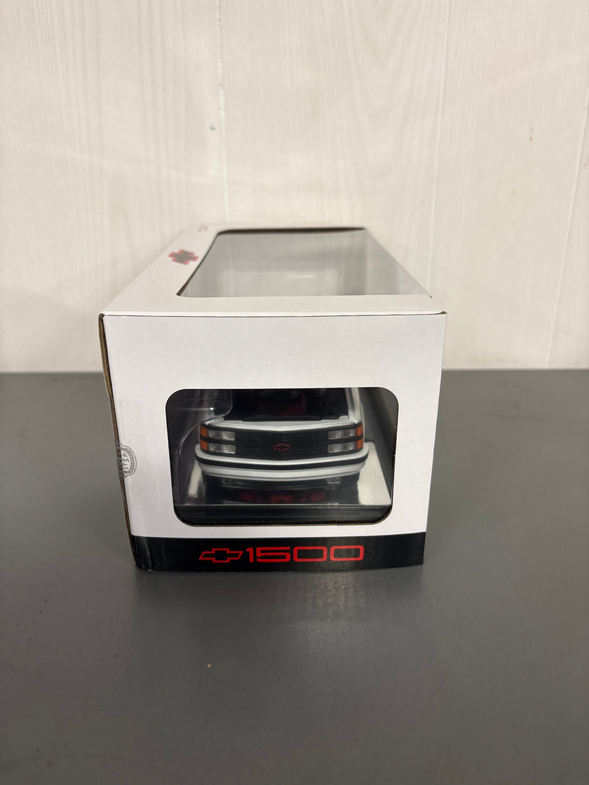 M2 1993 Chevrolet C1500 SS 454 Diecast white