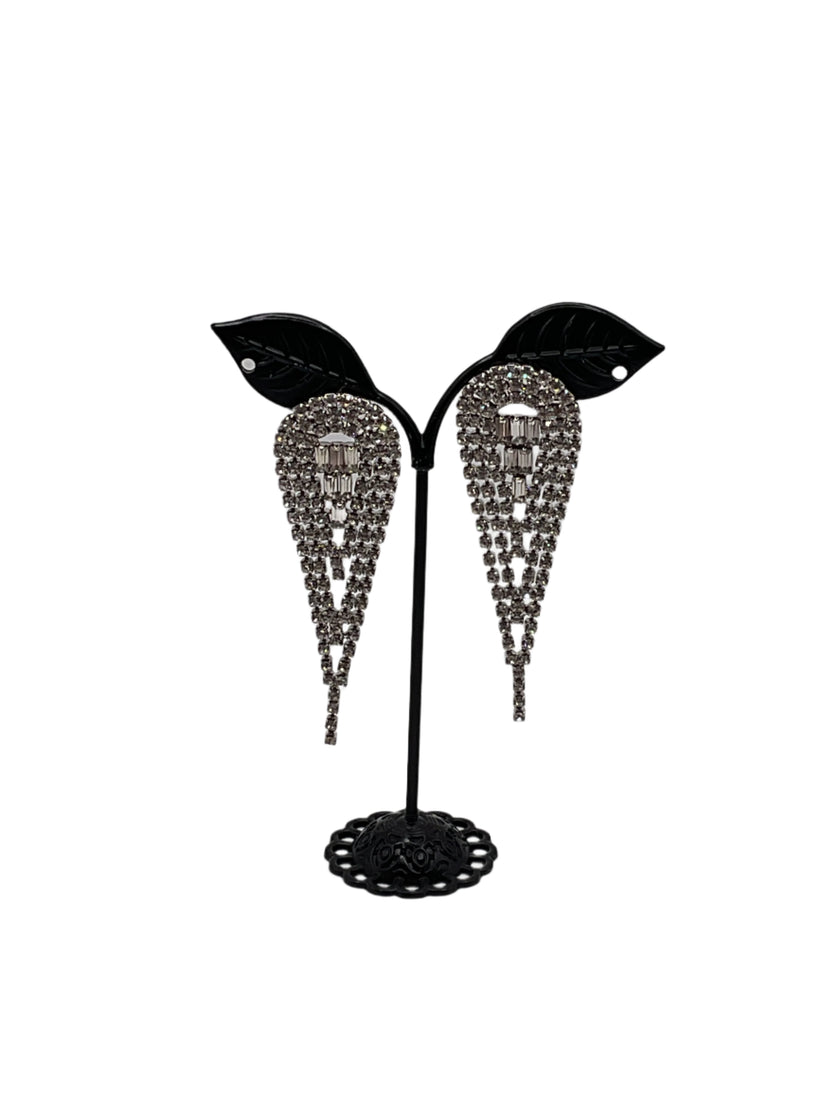 चमकदार आंसू बूंद बालियां