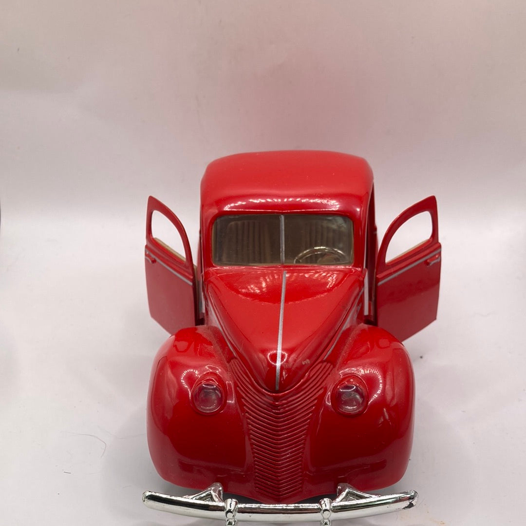 Motormax 1940 Ford Deluxe Diecast