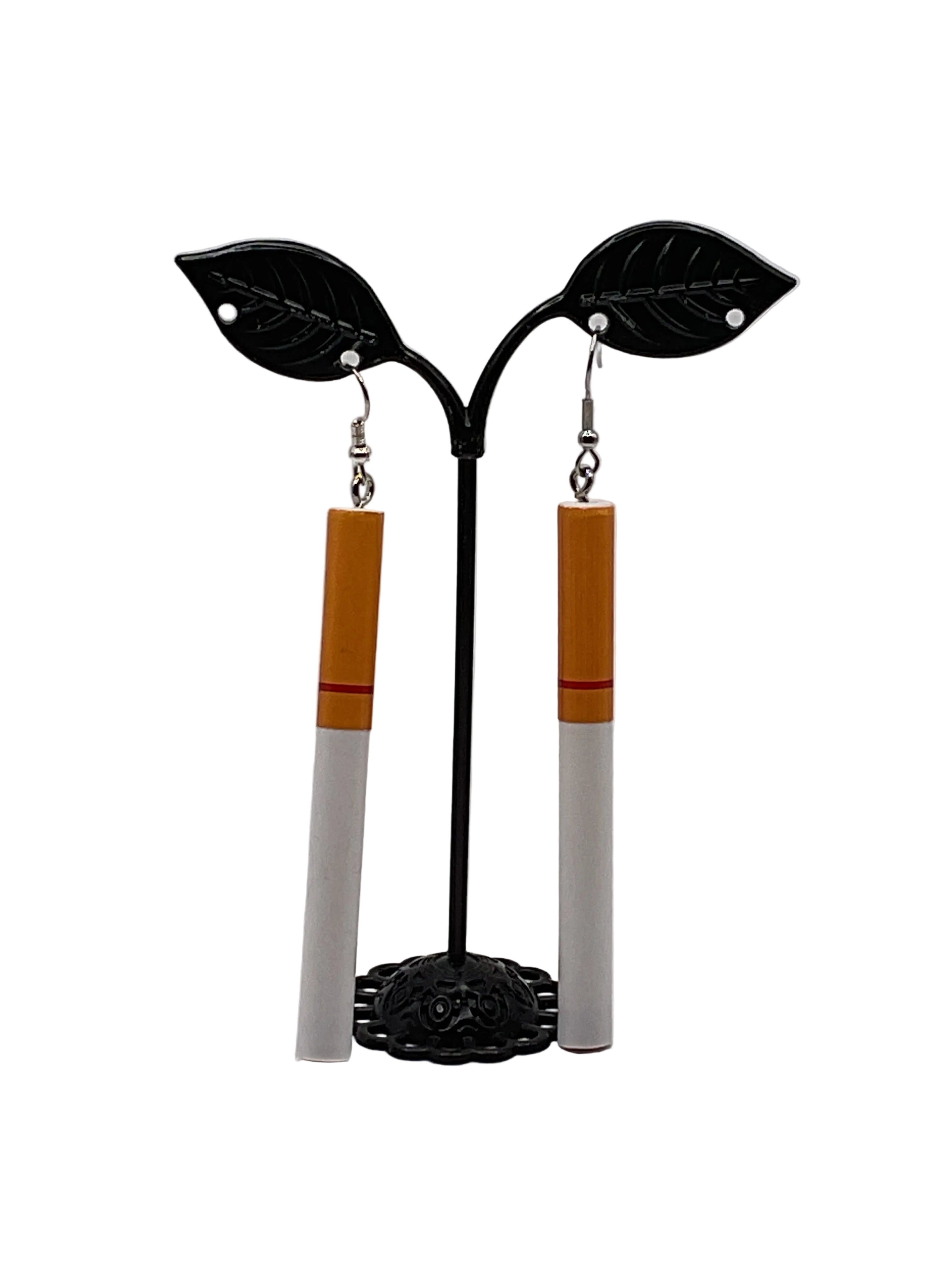 Pendientes de cigarrillo encendido
