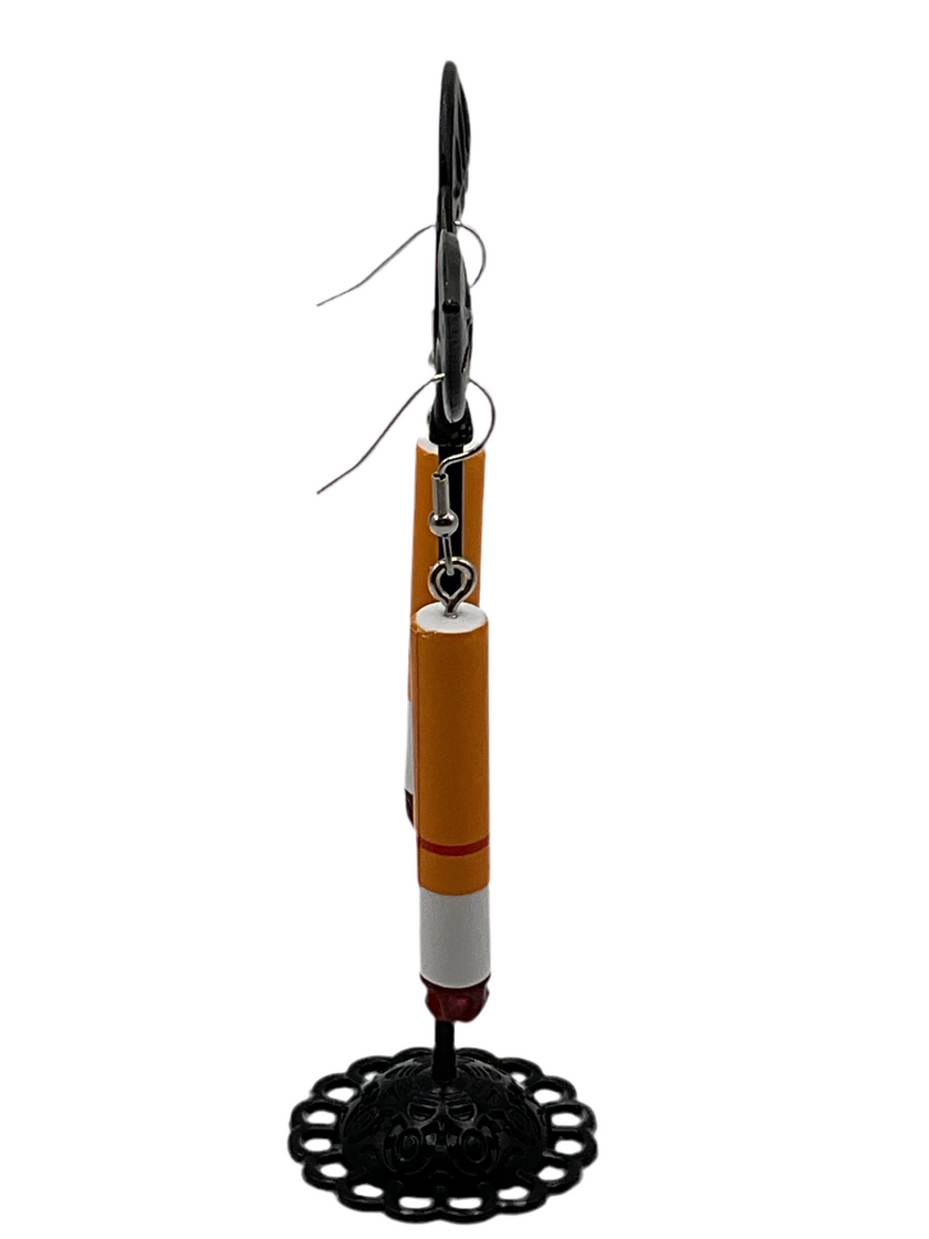 सिगरेट की बालियां जलाईं