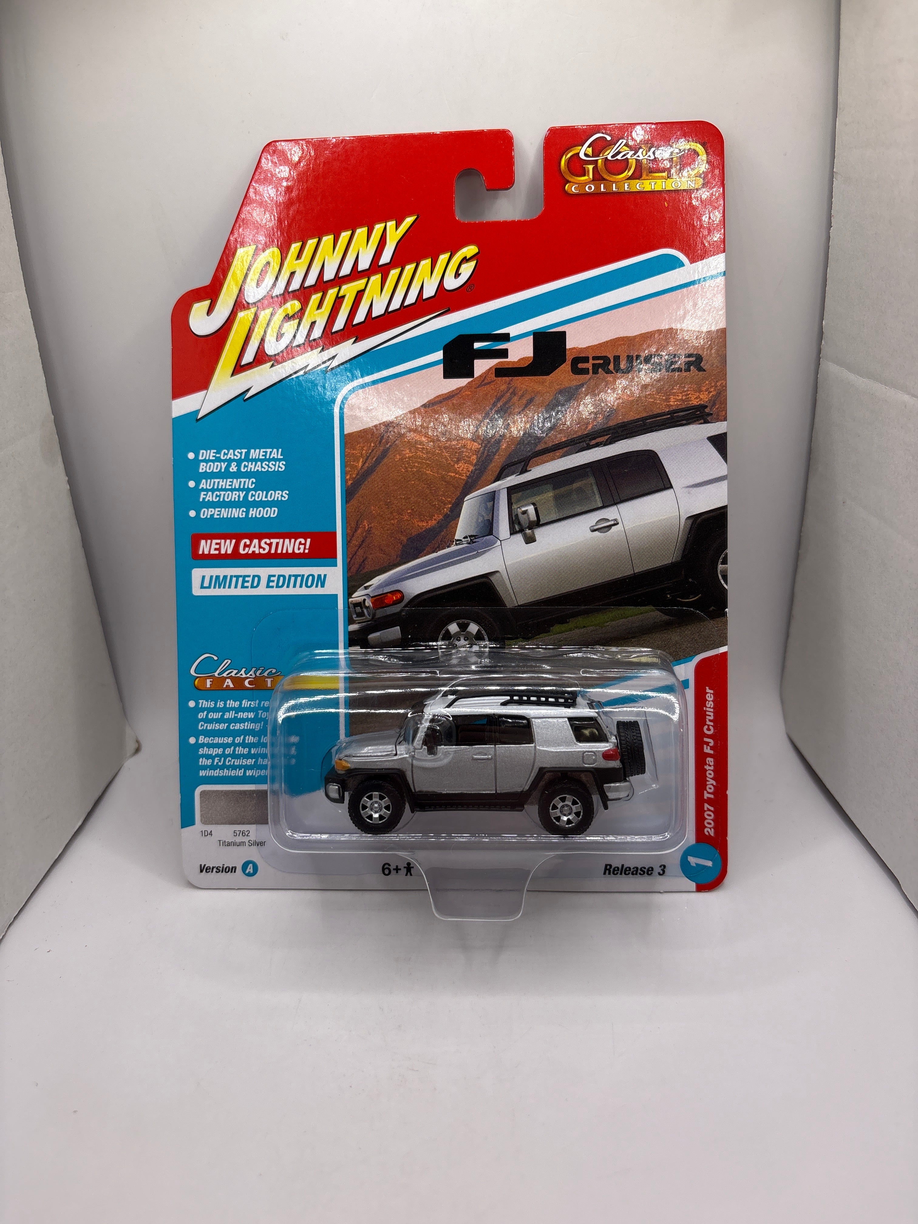 Johnny Lightning 2007 Toyota FJ Cruiser Diecast