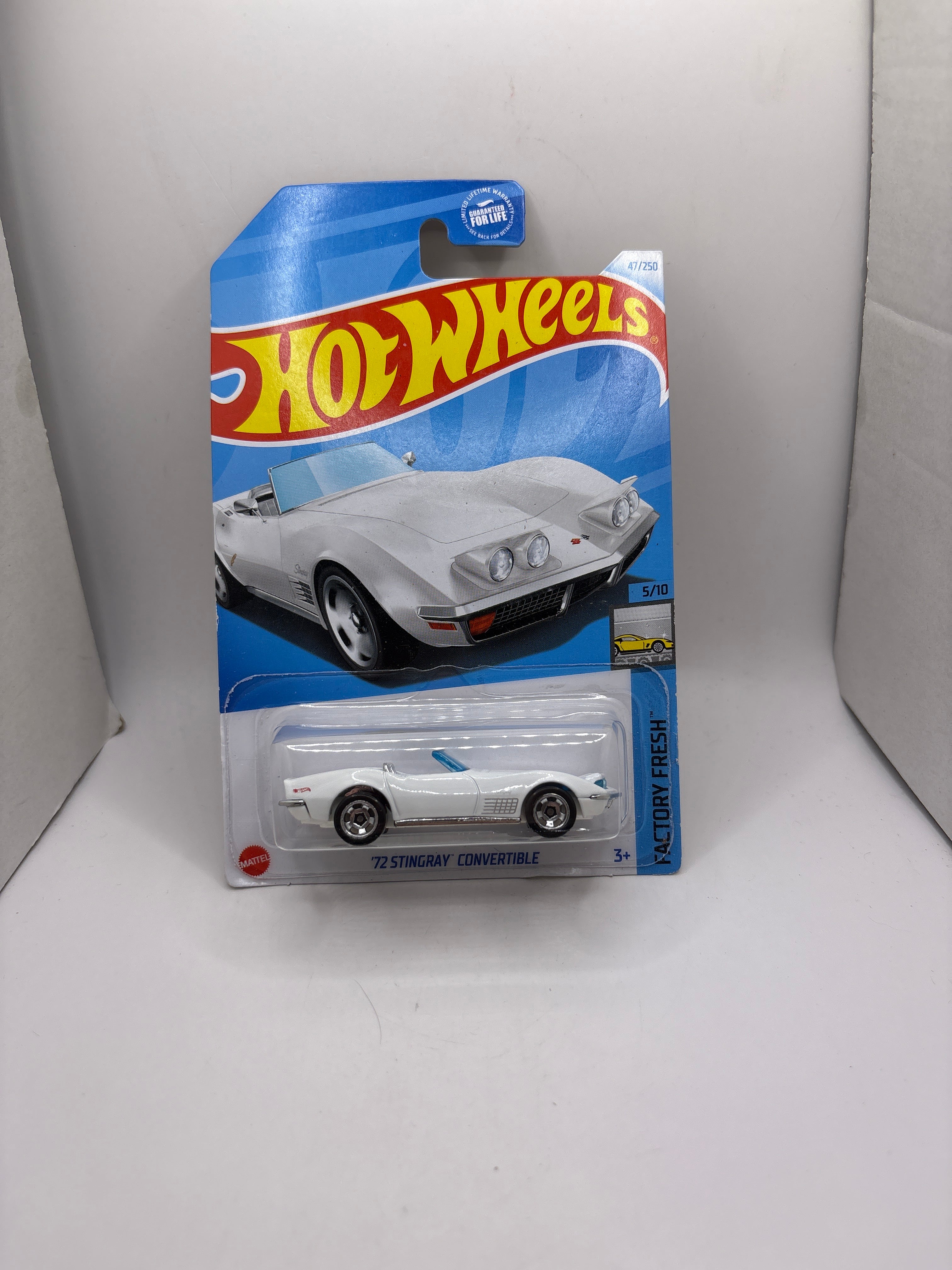 Hot Wheels 72 Stingray Convertible Diecast white