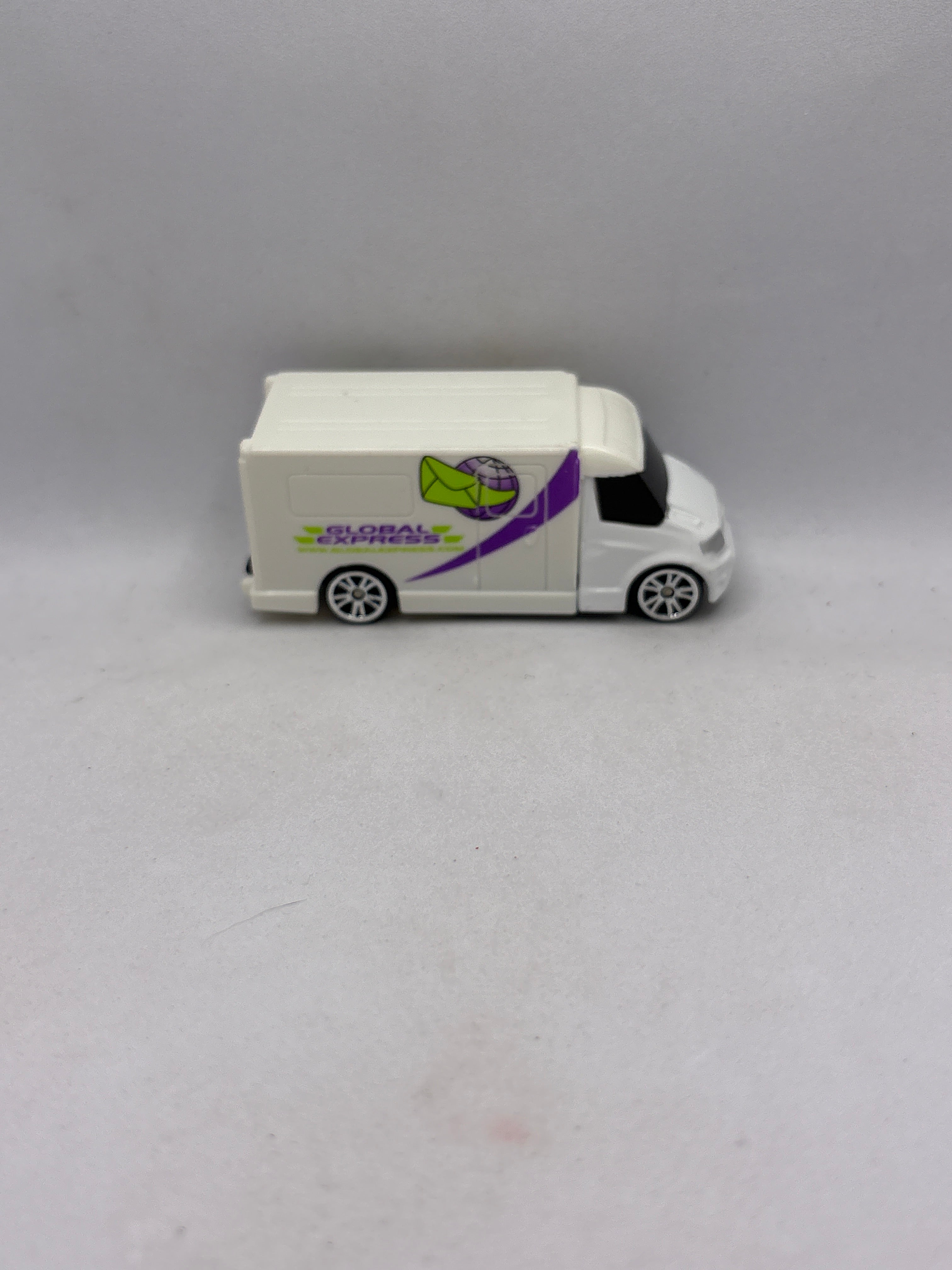 Motor Max Global Express Van Diecast