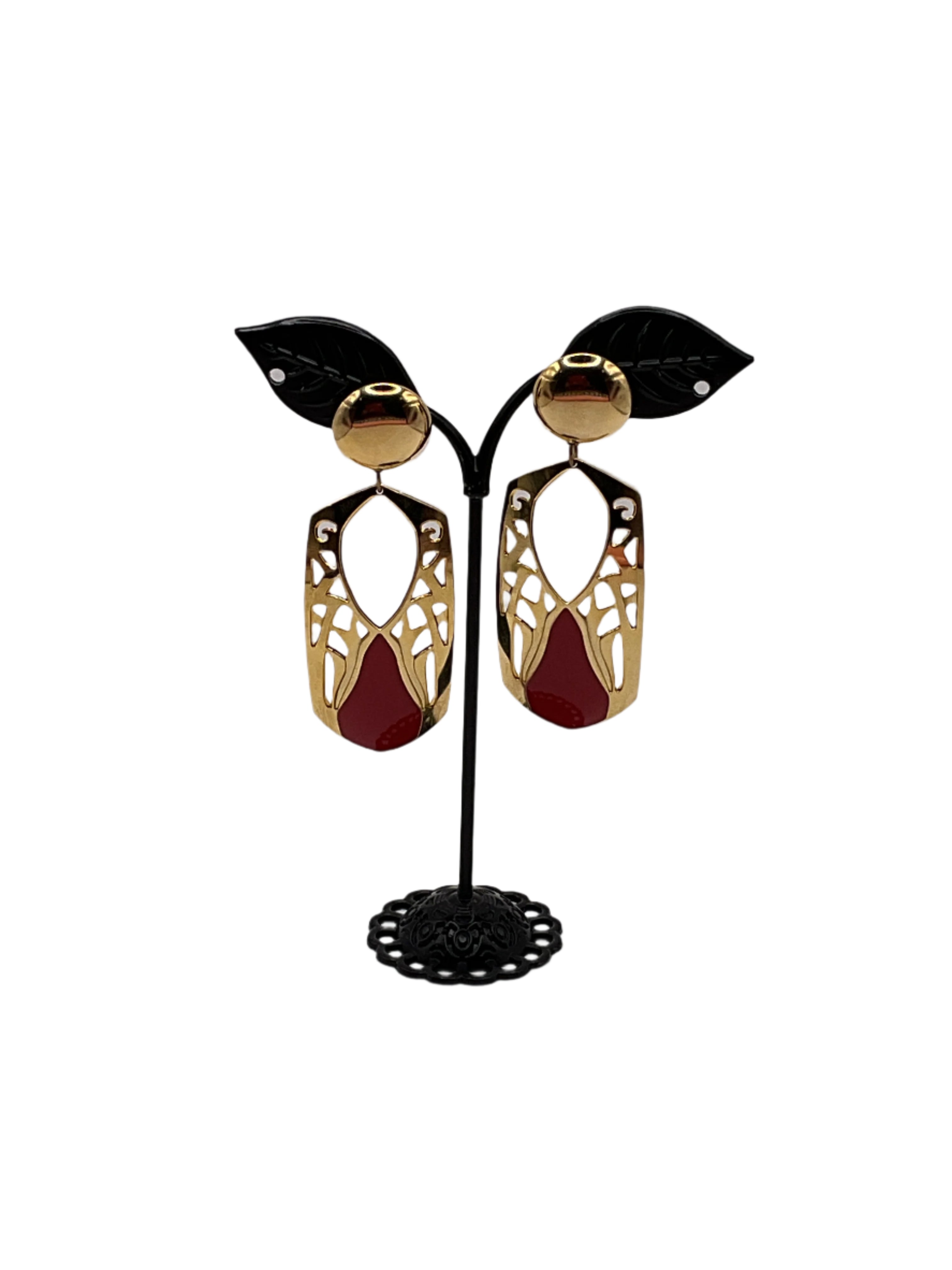 Pendientes dorados y rojos