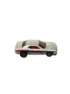 Hot Wheels 15 Dodge Challenger SRT Diecast