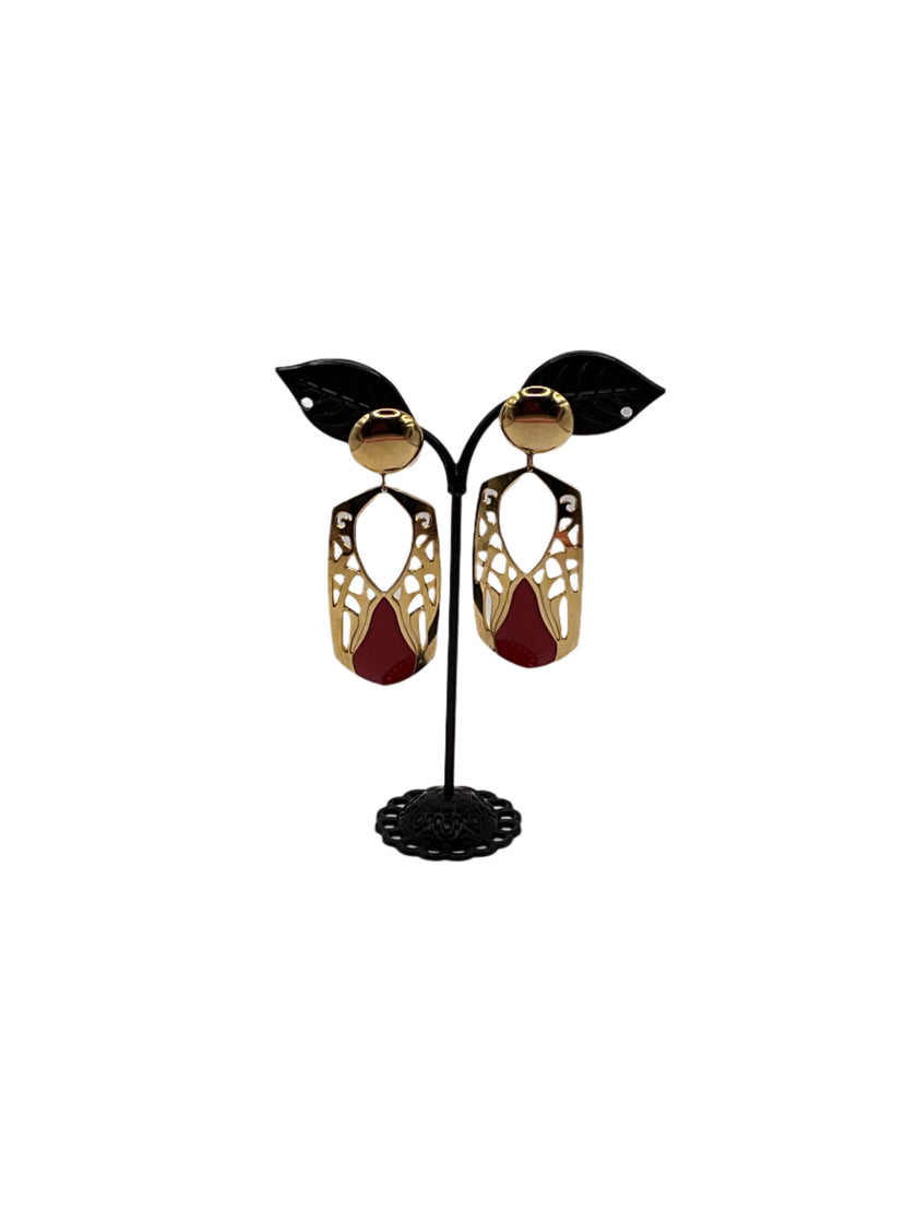Pendientes dorados y rojos