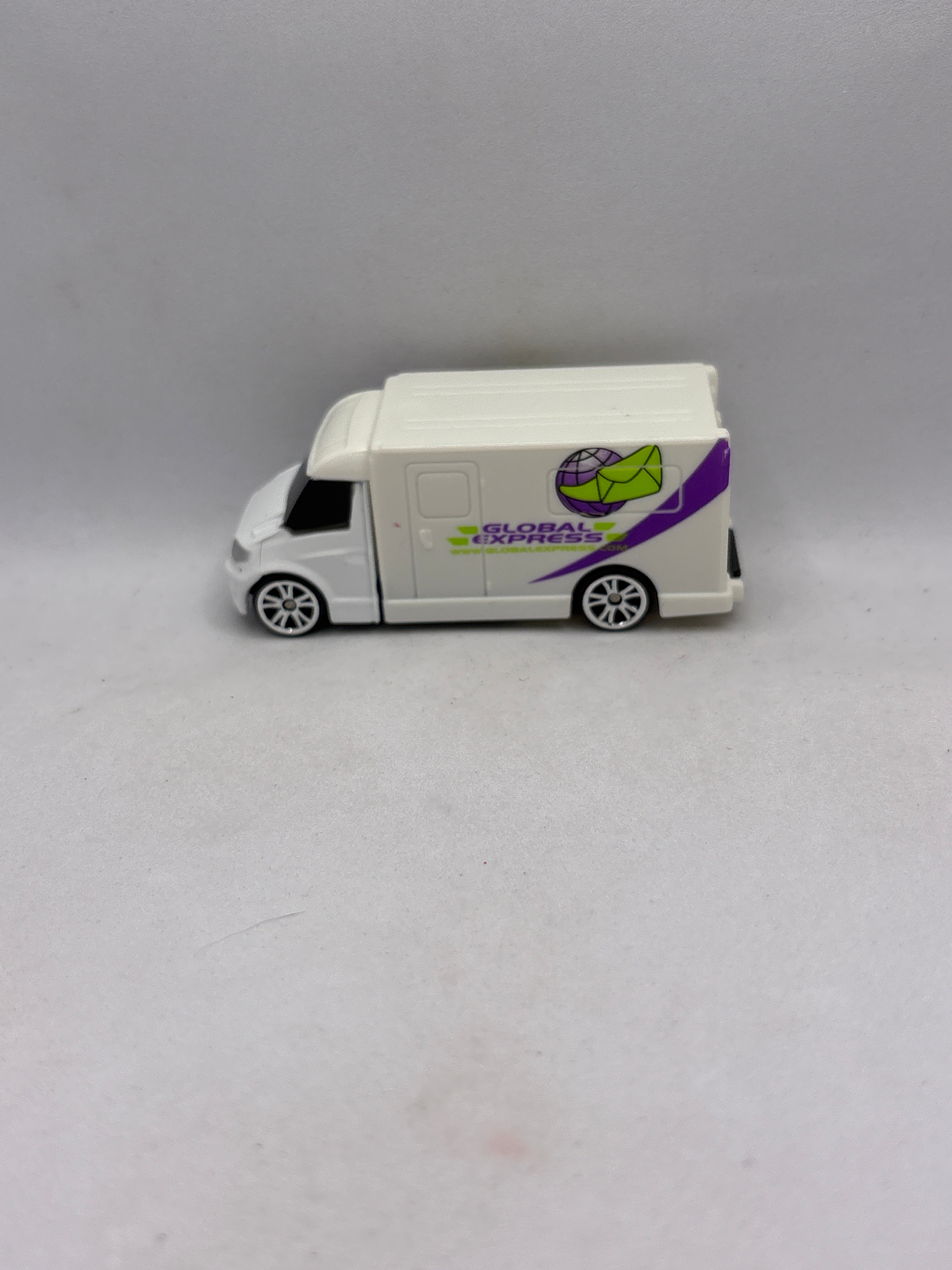 Motor Max Global Express Van Diecast