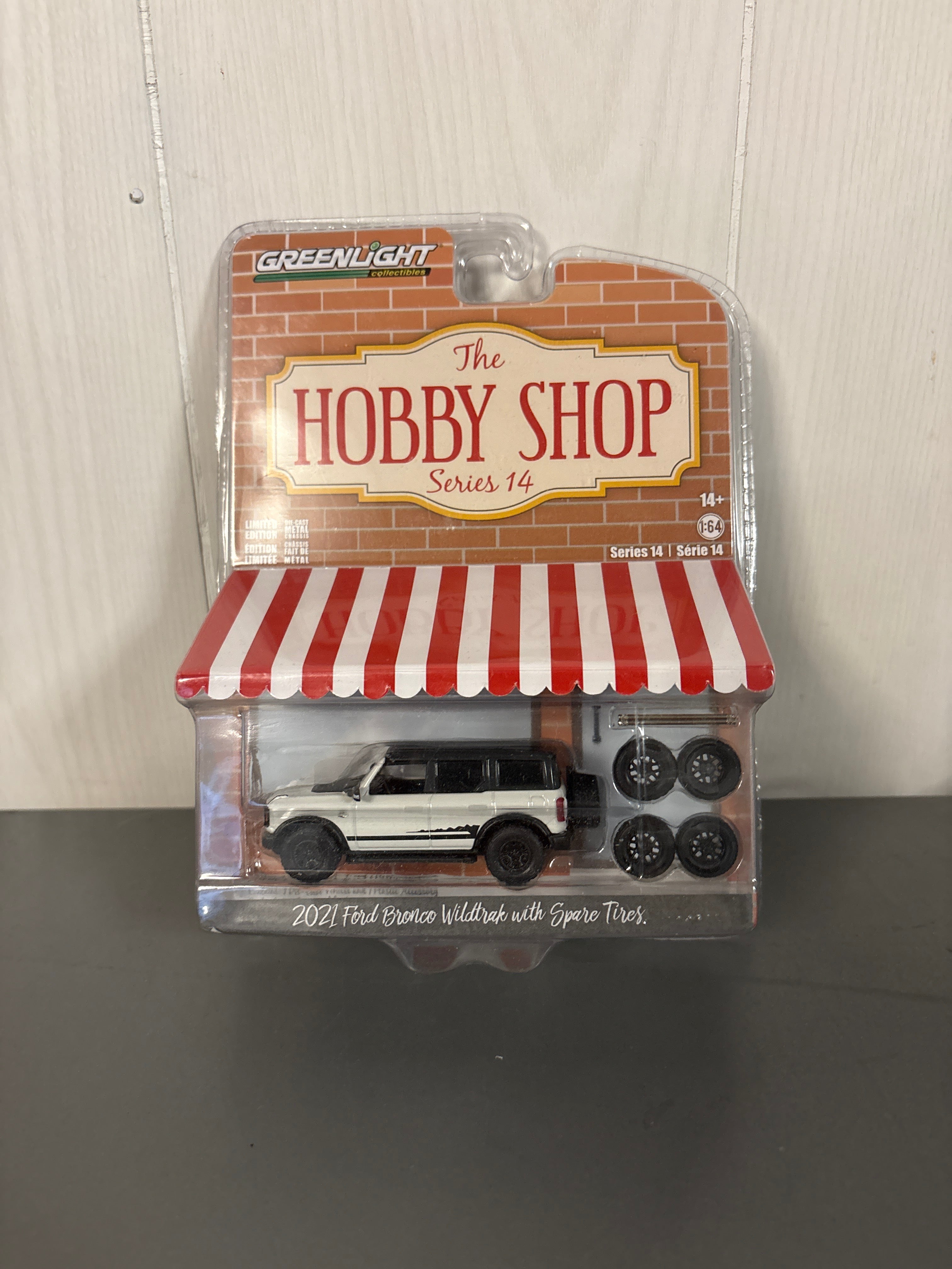 Greenlight 2021 Ford Bronco Wildtrak With Spare Tires Diecast white