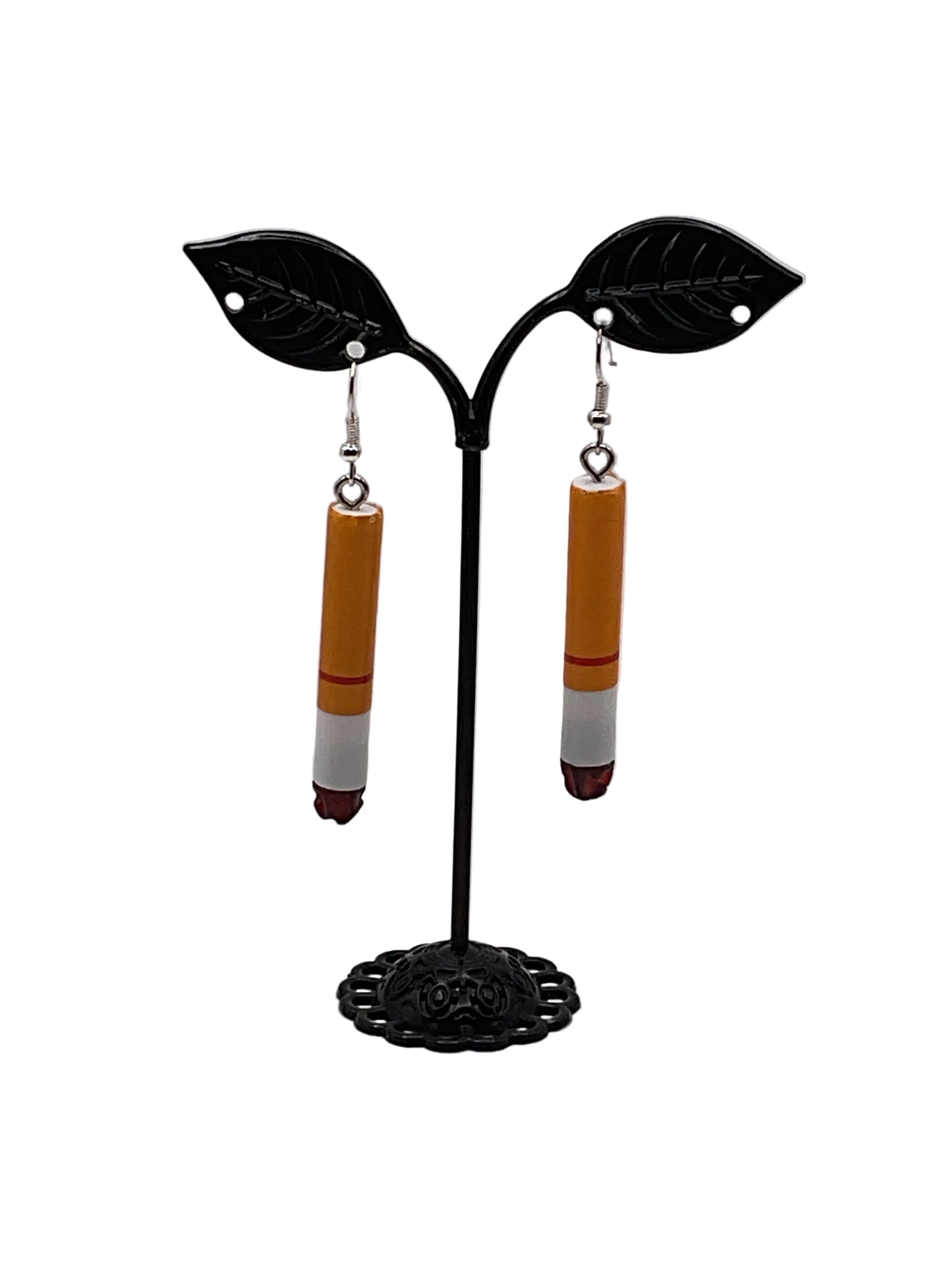 Pendientes de cigarrillo encendido