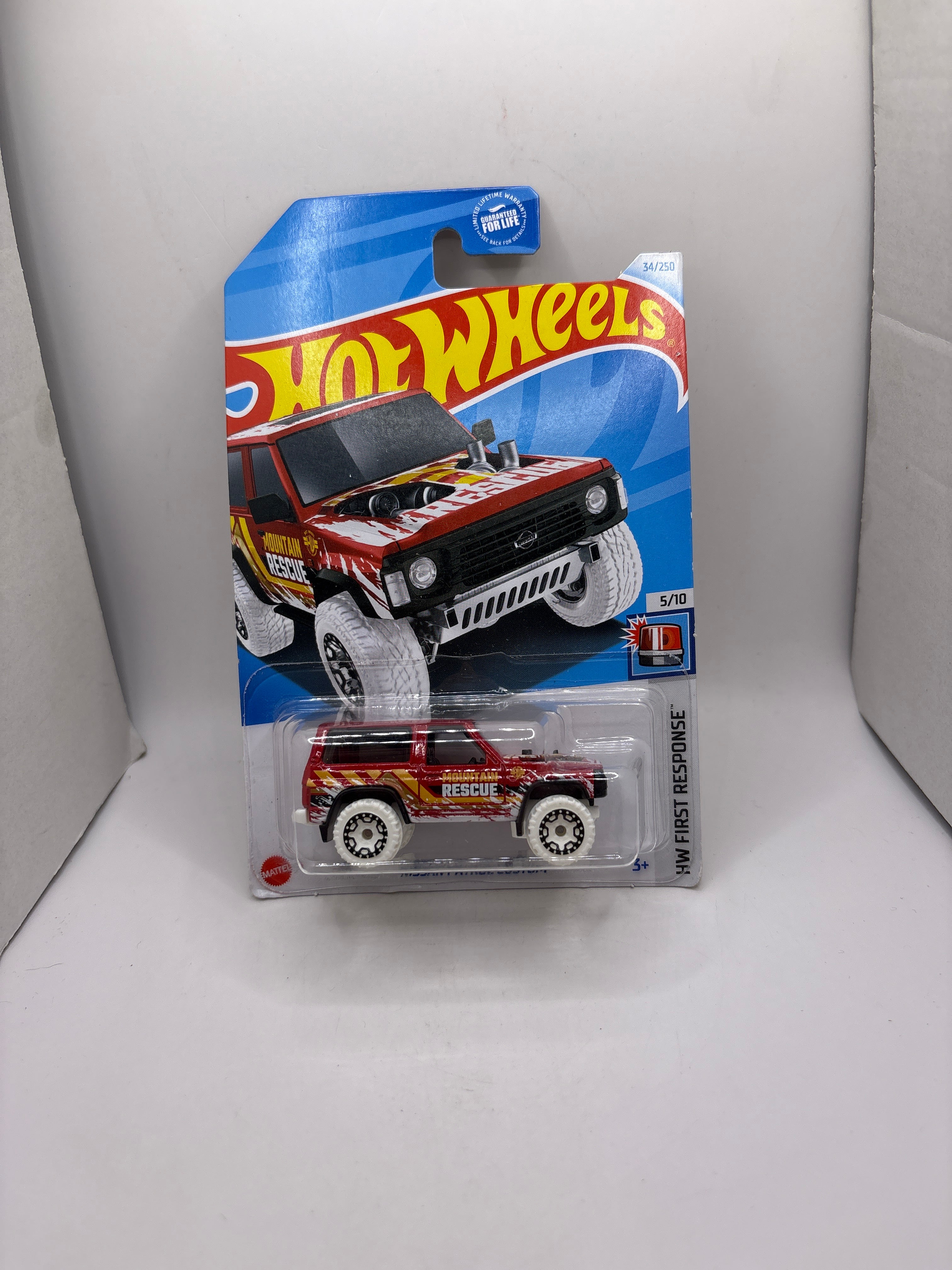 Hot Wheels Nissan Patrol Custom Diecast red