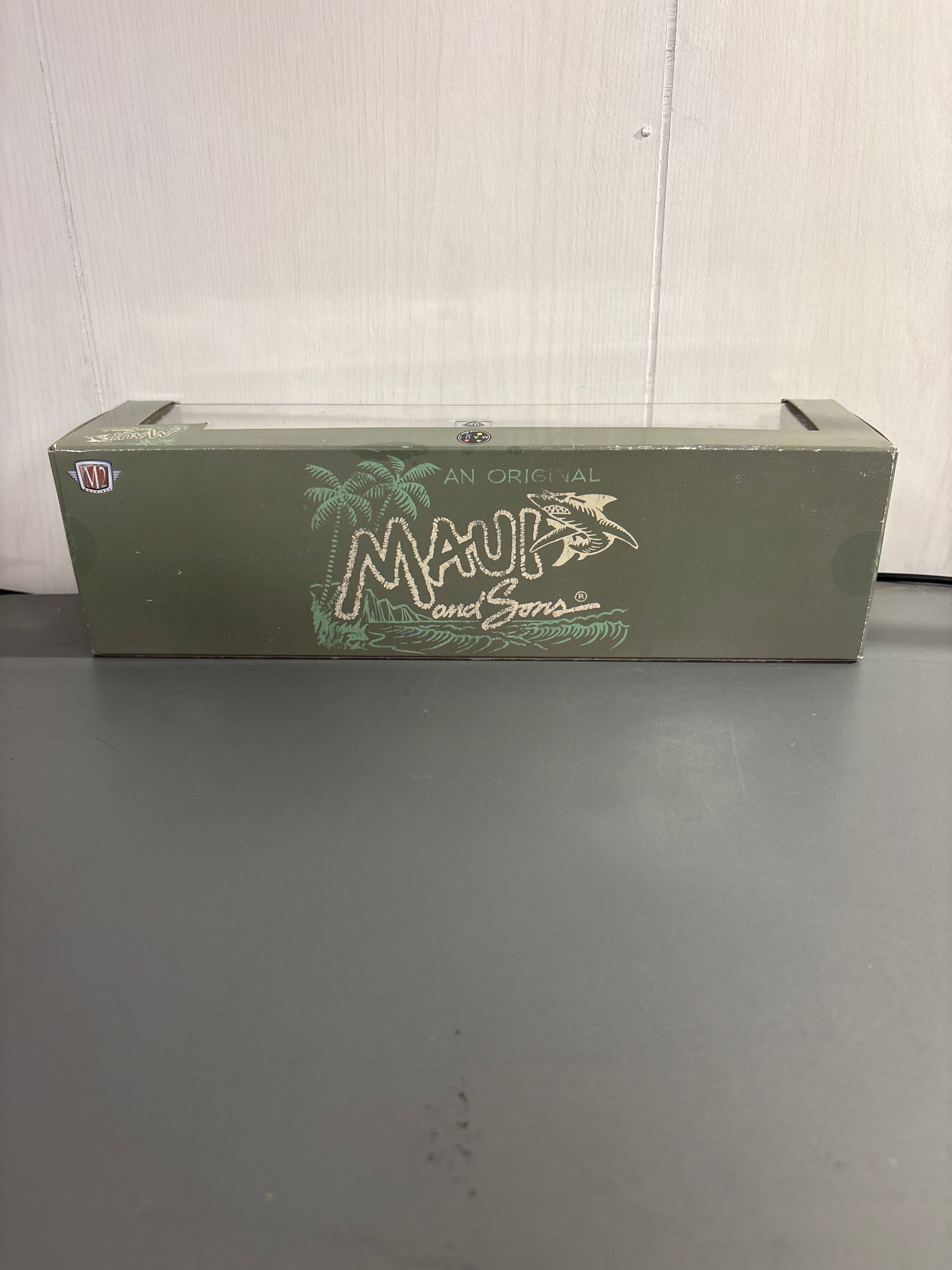 M2 1960 VW Delivery Van & 1953 VW Beetle Deluxe U.S.A. Model Diecast green