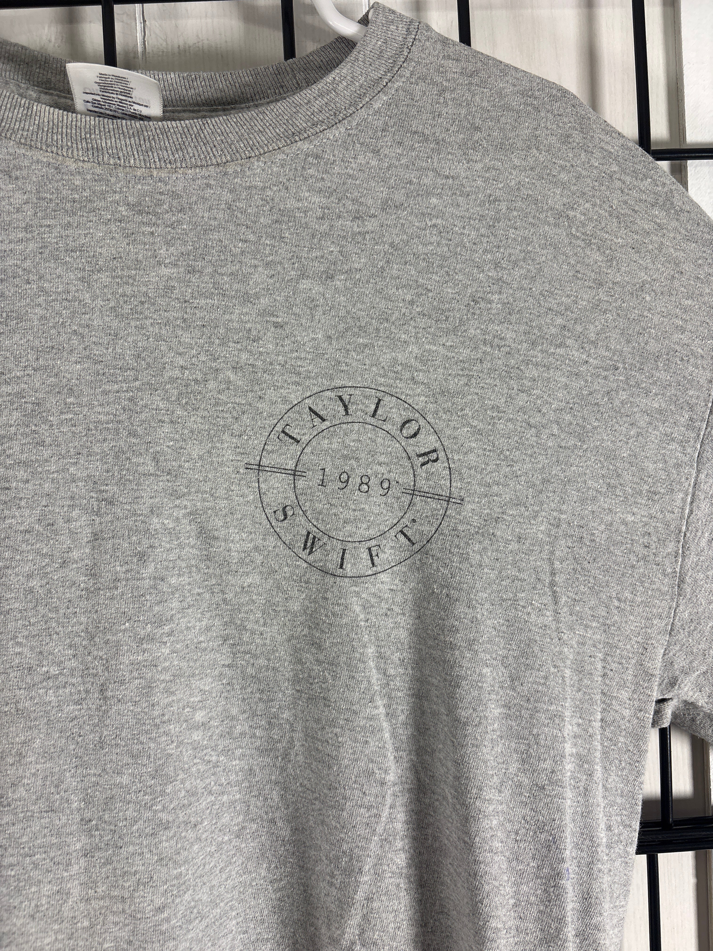 Gildan Taylor Swift Sweater gray
