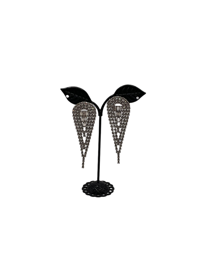 चमकदार आंसू बूंद बालियां