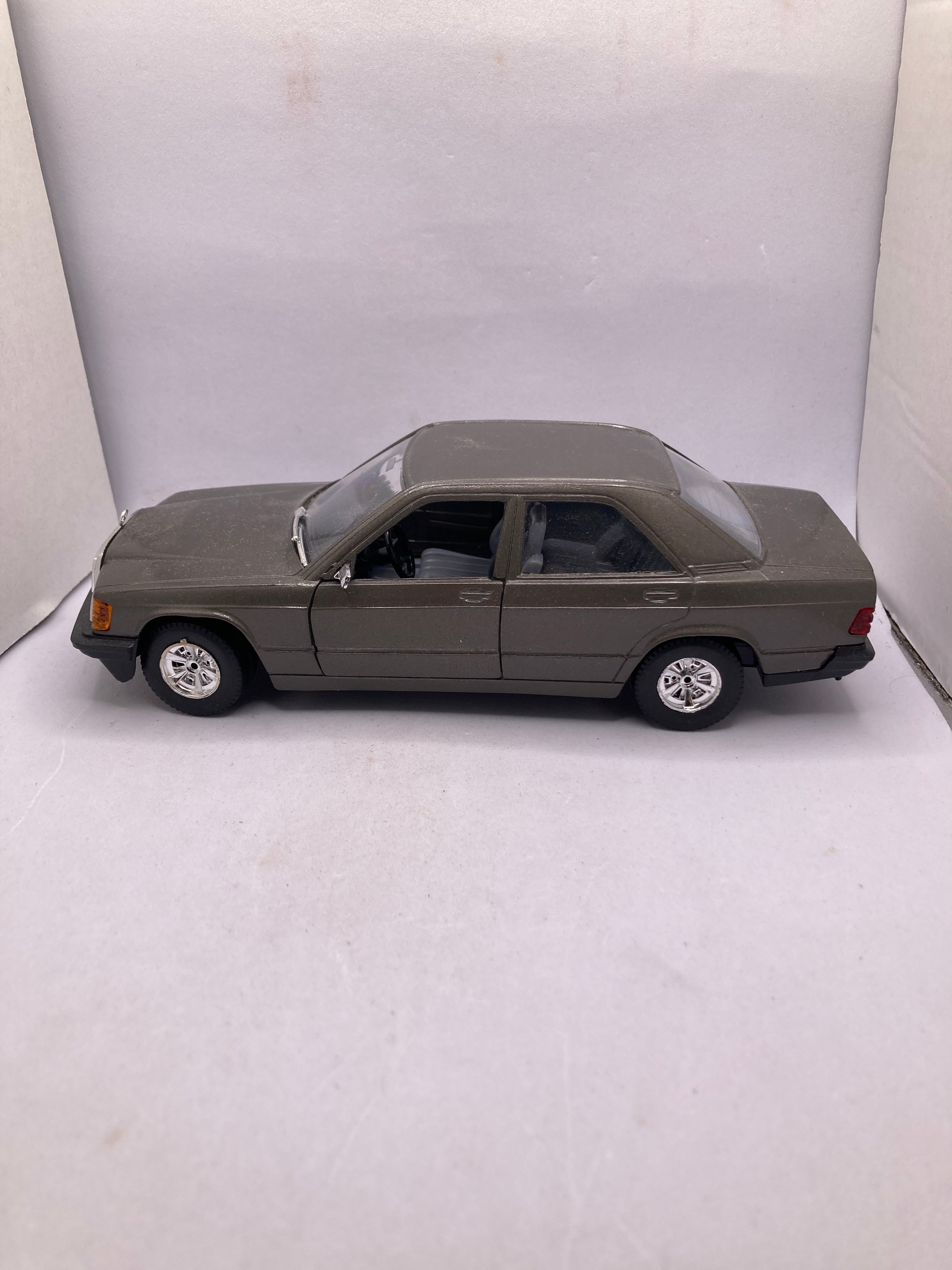 Burago Mercedes 190E Diecast