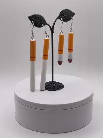 Pendientes de cigarrillo encendido